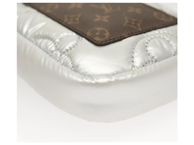 Coussin LOUIS VUITTON LV Cuscino Pochette per Telefono Argento M81716 LV Auth 132963M - vista 16