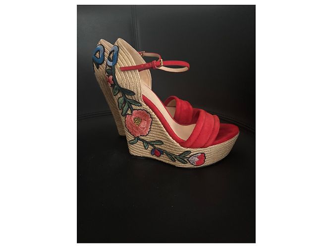 Espadrillas Gucci in suede rosso con ricamo floreale e zeppa - vista 2