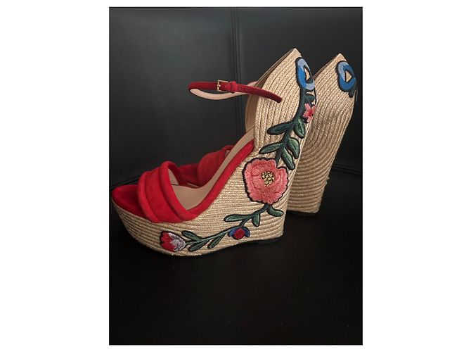 Espadrillas Gucci in suede rosso con ricamo floreale e zeppa - vista 3