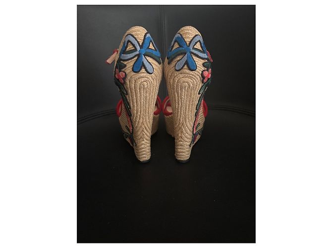 Espadrillas Gucci in suede rosso con ricamo floreale e zeppa - vista 4