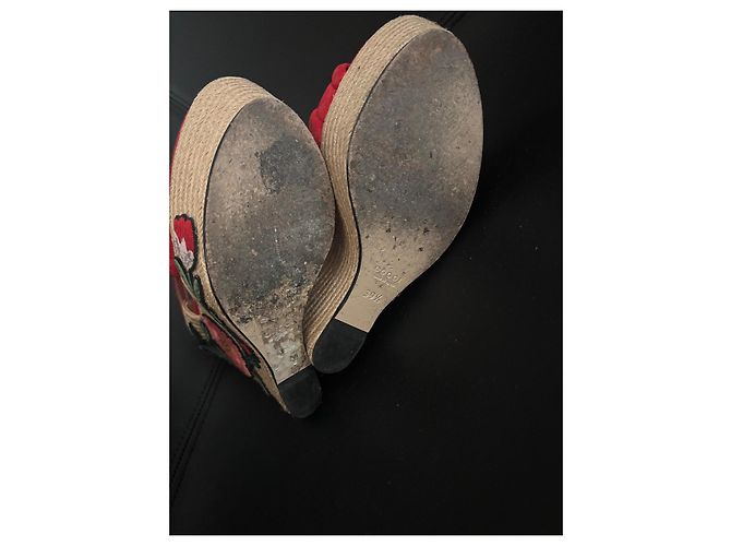 Espadrillas Gucci in suede rosso con ricamo floreale e zeppa - vista 5