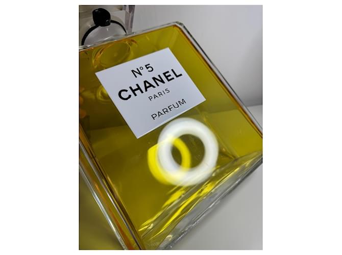 Botella de Perfume Falsa Gigante Chanel N*5 Amarillo - vista 5