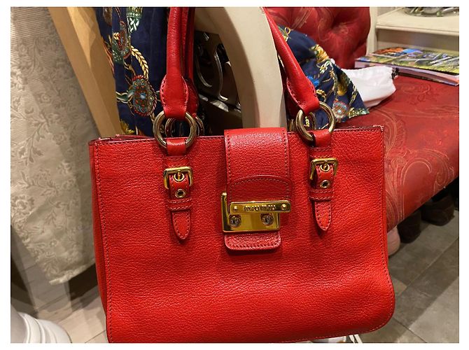 Miu Miu Handtasche aus rotem Leder - Ansicht 2