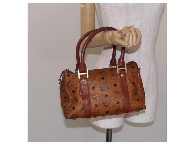 Borsa Boston MCM Logogram Vicetos in pelle PVC marrone e oro Auth bs27984 D'oro - vista 21
