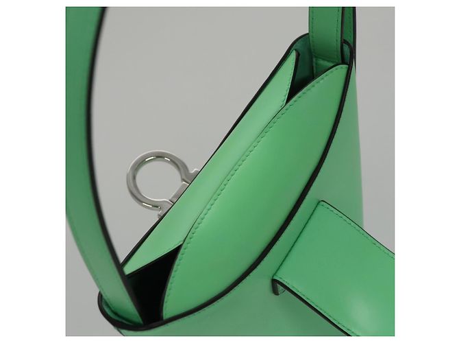 Borsa a Spalla Gancini in Pelle Verde Argento Salvatore Ferragamo Auth 107228AV - vista 16