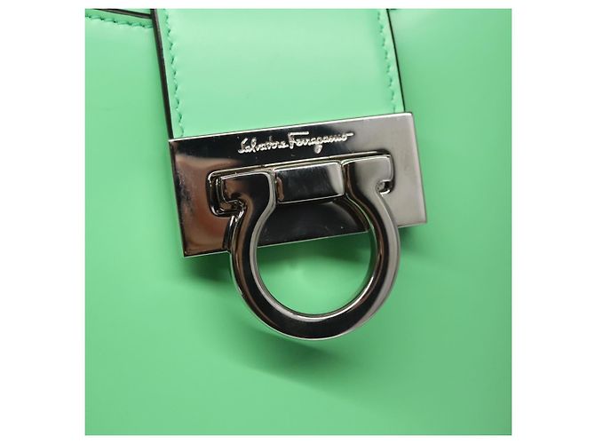 Borsa a Spalla Gancini in Pelle Verde Argento Salvatore Ferragamo Auth 107228AV - vista 24