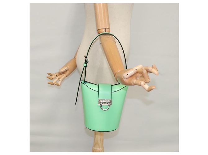 Borsa a Spalla Gancini in Pelle Verde Argento Salvatore Ferragamo Auth 107228AV - vista 28
