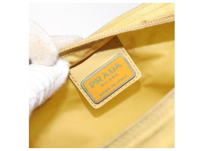 Borsa a Spalla PRADA in Nylon Giallo Auth 127873 - vista 18