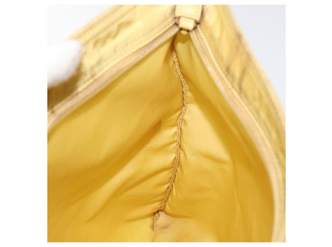 Borsa a Spalla PRADA in Nylon Giallo Auth 127873 - vista 19