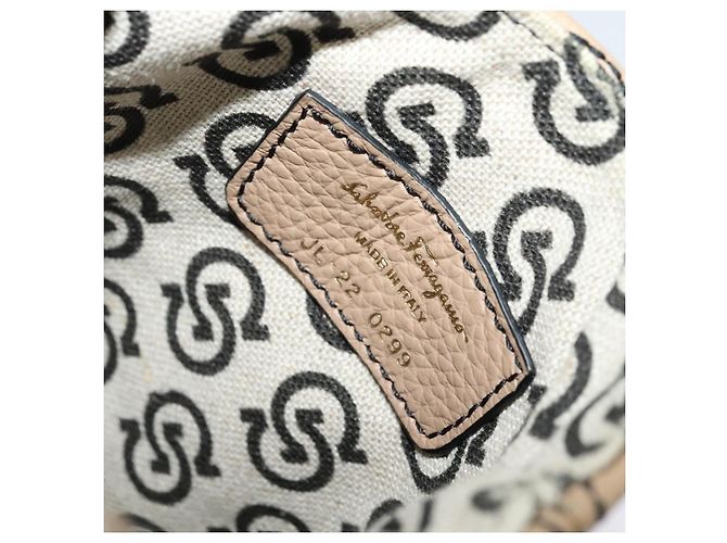 Borsa a Spalla Gancini in Pelle Beige Oro Auth 131785 di Salvatore Ferragamo - vista 12
