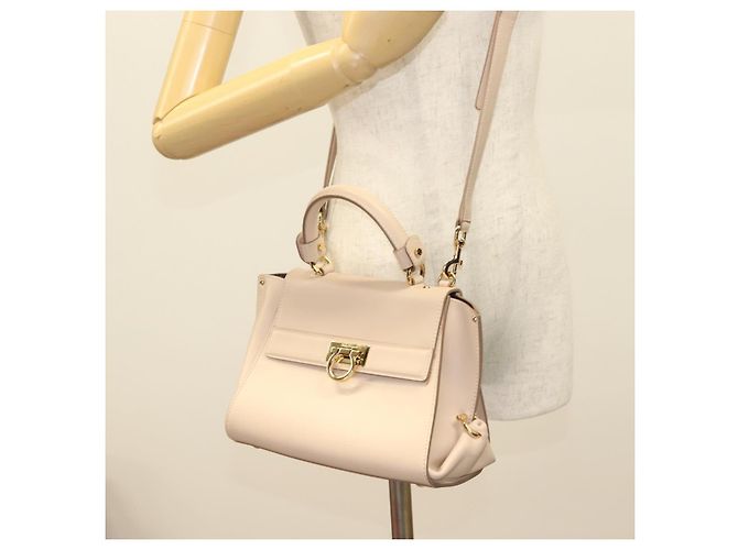 Borsa a mano in pelle Salvatore Ferragamo Gancini Sofia 2 in 1 Beige Oro Auth 131462 D'oro - vista 26