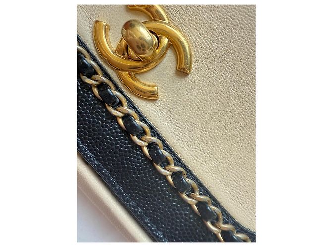 Borsa a spalla Chanel in pelle beige con finiture dorate - vista 11