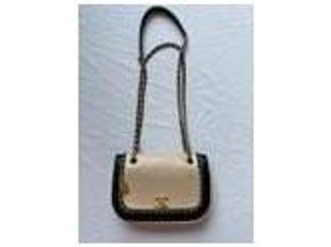 Borsa a spalla Chanel in pelle beige con finiture dorate - vista 2
