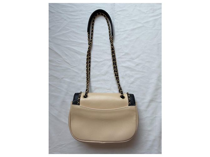 Borsa a spalla Chanel in pelle beige con finiture dorate - vista 3