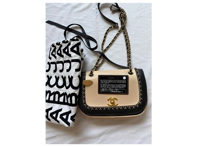 Borsa a spalla Chanel in pelle beige con finiture dorate - vista 4