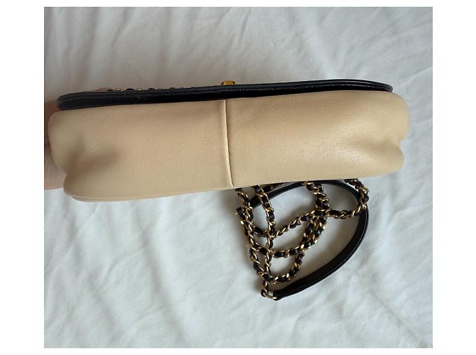 Borsa a spalla Chanel in pelle beige con finiture dorate - vista 8