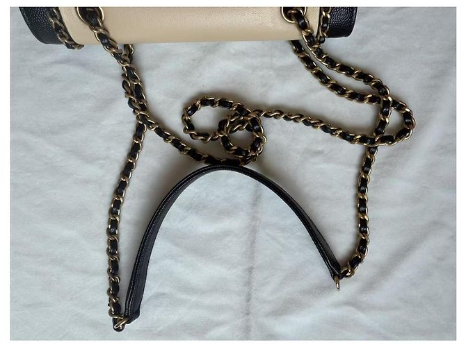 Borsa a spalla Chanel in pelle beige con finiture dorate - vista 9