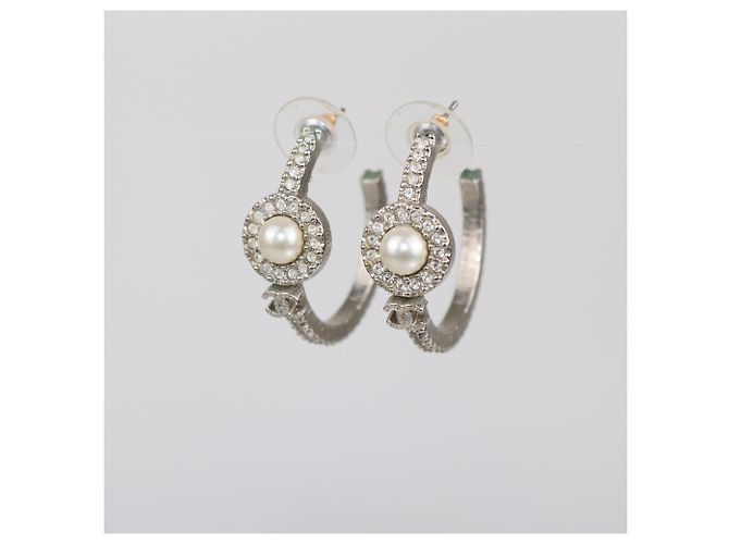 Orecchini a cerchio CC in metallo argentato con perle finte e cristalli Chanel Argento D'oro - vista 2