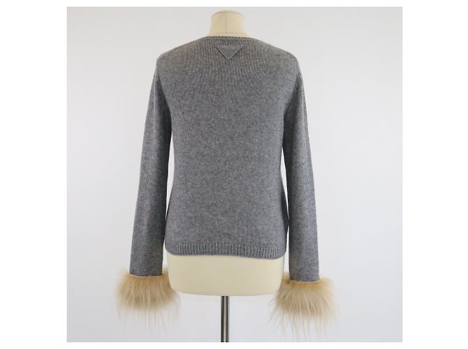 Cardigan grigio in maglia con rifinitura in shearling di Prada - vista 3