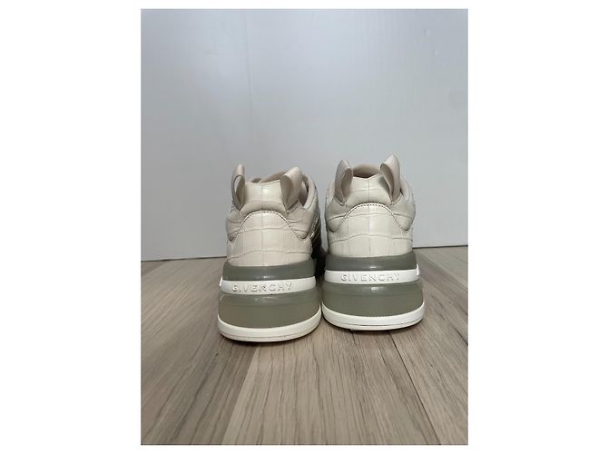 Baskets Givenchy en cuir blanc - vue 6