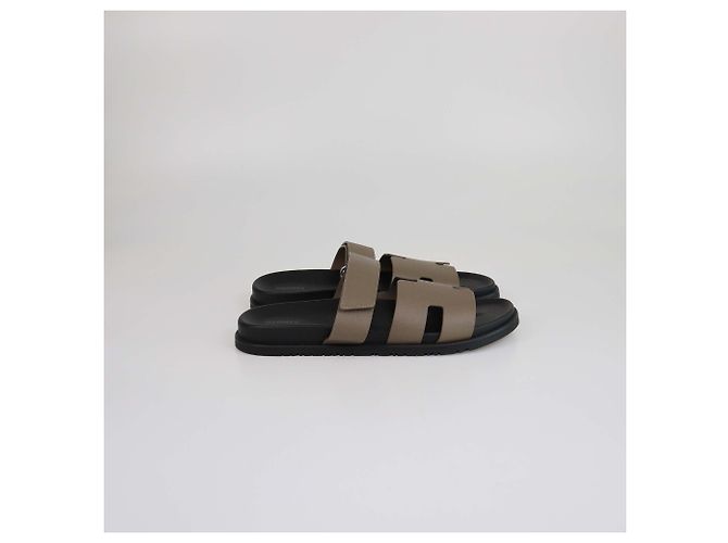 Sandali Chypre in Epsom grigio Etoupe di Hermès Taupe - vista 3