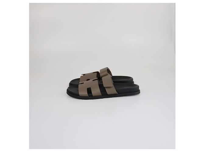 Sandali Chypre in Epsom grigio Etoupe di Hermès Taupe - vista 4