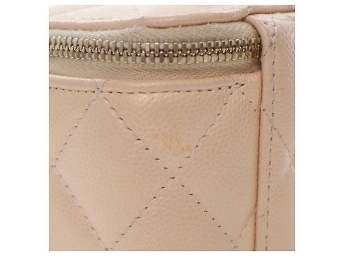 Chanel Mini Vanity Case in Caviar Iridescente Marrone Trapuntato con Catena e Perla in Alto Beige - vista 10