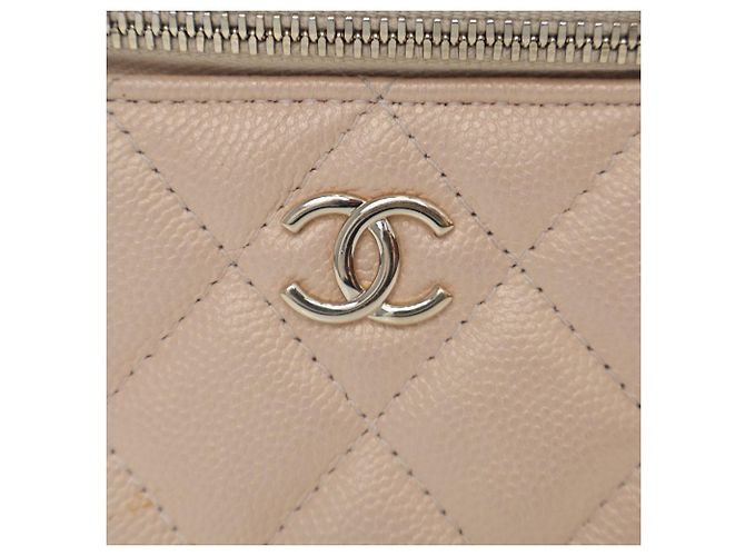 Chanel Mini Vanity Case in Caviar Iridescente Marrone Trapuntato con Catena e Perla in Alto Beige - vista 11