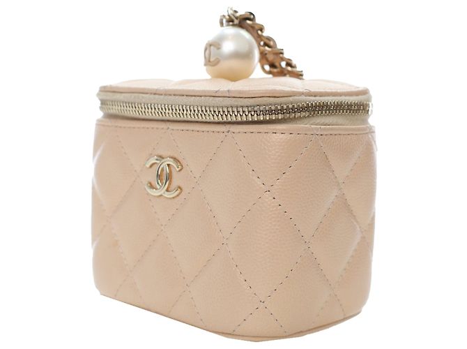 Chanel Mini Vanity Case in Caviar Iridescente Marrone Trapuntato con Catena e Perla in Alto Beige - vista 3