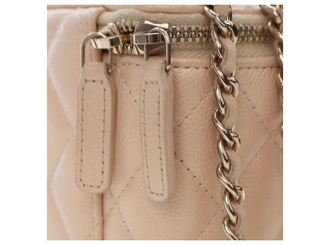Chanel Mini Vanity Case in Caviar Iridescente Marrone Trapuntato con Catena e Perla in Alto Beige - vista 9
