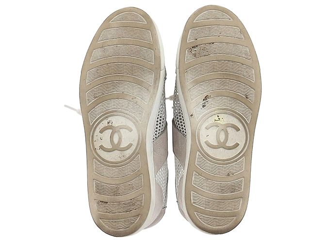 Sneakers basse Chanel CC in suede grigio e mesh - vista 6