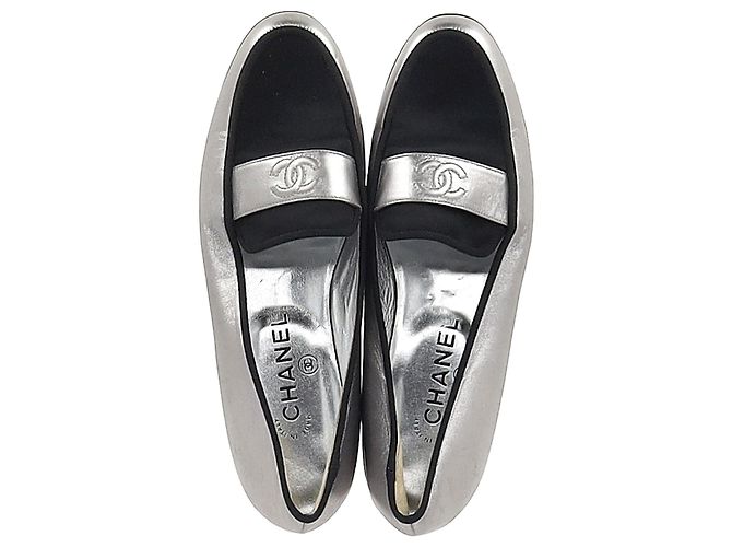 Mocassini Chanel CC in pelle nera e argento metallico - vista 3