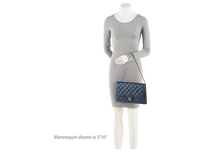Gabrielle Clutch a tracolla in pelle caviar di Chanel Blu - vista 4
