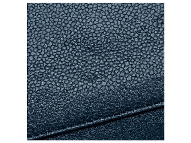 Gabrielle Clutch a tracolla in pelle caviar di Chanel Blu - vista 8