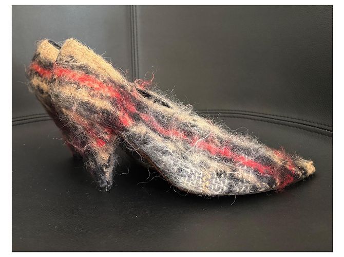 Sapatos de salto Céline V Neck em lã vermelha e preta Vermelho - vista 3