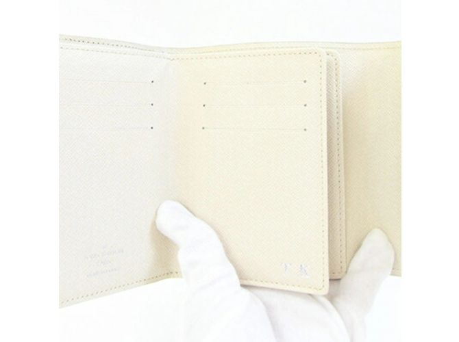 Carteira Joy Epi Louis Vuitton com três dobras Cru Fora de branco - vista 3