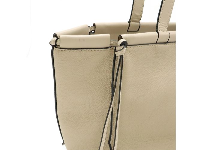 Loewe Cushion Tote Small aus hellbeigem Leder - Ansicht 5