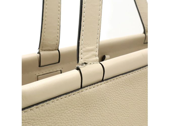 Loewe Cushion Tote Small aus hellbeigem Leder - Ansicht 9