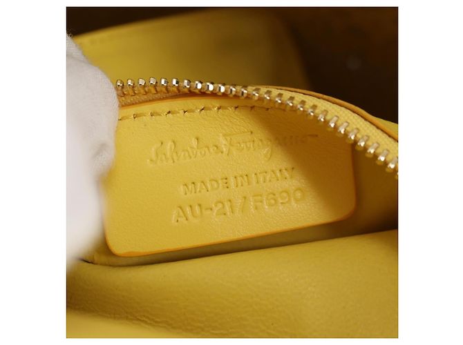 Borsa Vala Chain in pelle 2 in 1 oro giallo Auth 132893V di Salvatore Ferragamo - vista 12