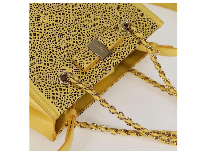 Borsa Vala Chain in pelle 2 in 1 oro giallo Auth 132893V di Salvatore Ferragamo - vista 6
