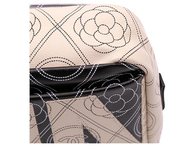 Camera Borsa a tracolla in tela rivestita nera con logo Camelia di Chanel - vista 10