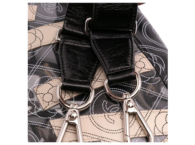 Camera Borsa a tracolla in tela rivestita nera con logo Camelia di Chanel - vista 12