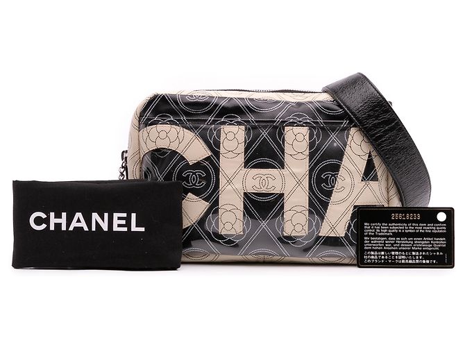 Camera Borsa a tracolla in tela rivestita nera con logo Camelia di Chanel - vista 14