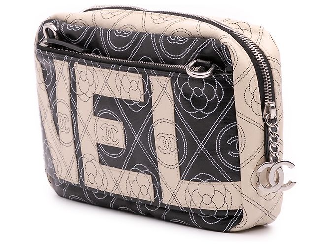 Camera Borsa a tracolla in tela rivestita nera con logo Camelia di Chanel - vista 2