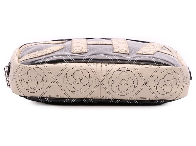Camera Borsa a tracolla in tela rivestita nera con logo Camelia di Chanel - vista 3
