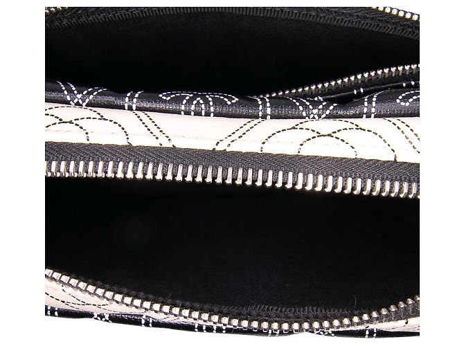 Camera Borsa a tracolla in tela rivestita nera con logo Camelia di Chanel - vista 4