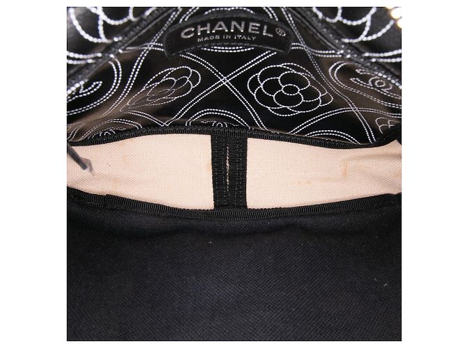 Camera Borsa a tracolla in tela rivestita nera con logo Camelia di Chanel - vista 5