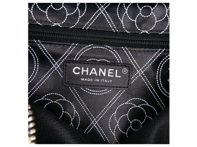 Camera Borsa a tracolla in tela rivestita nera con logo Camelia di Chanel - vista 6