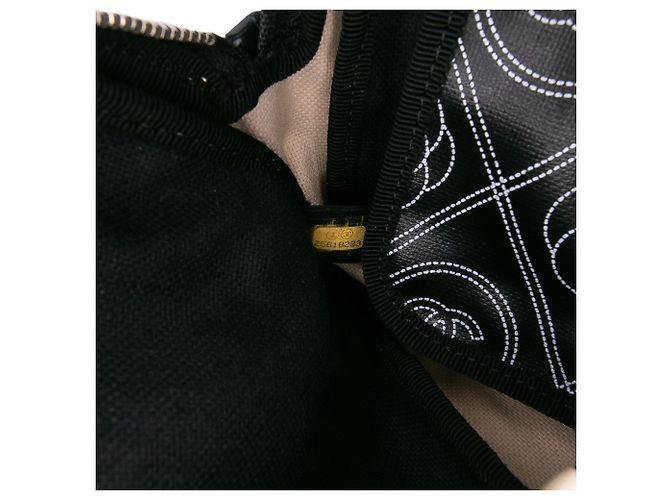 Camera Borsa a tracolla in tela rivestita nera con logo Camelia di Chanel - vista 7