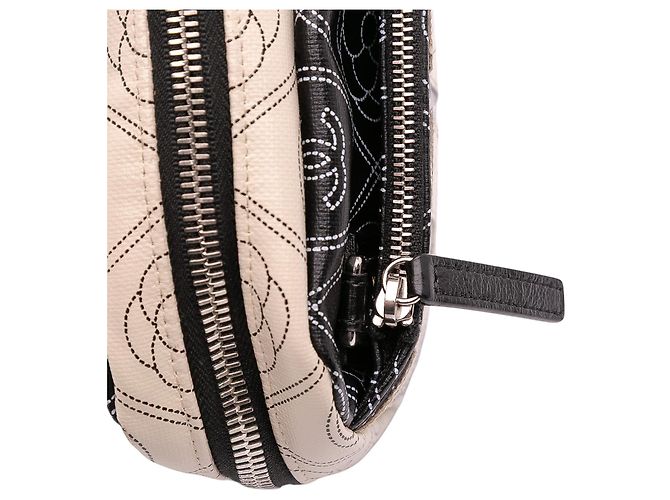 Camera Borsa a tracolla in tela rivestita nera con logo Camelia di Chanel - vista 9